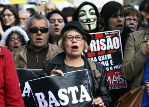 La protesta in Portogallo (foto Novais/Epa)