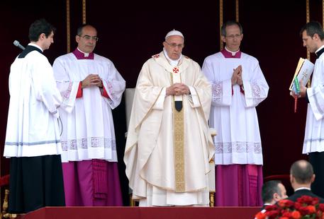 Papa Francesco mentre proclama santi Roncalli e Wojtyla