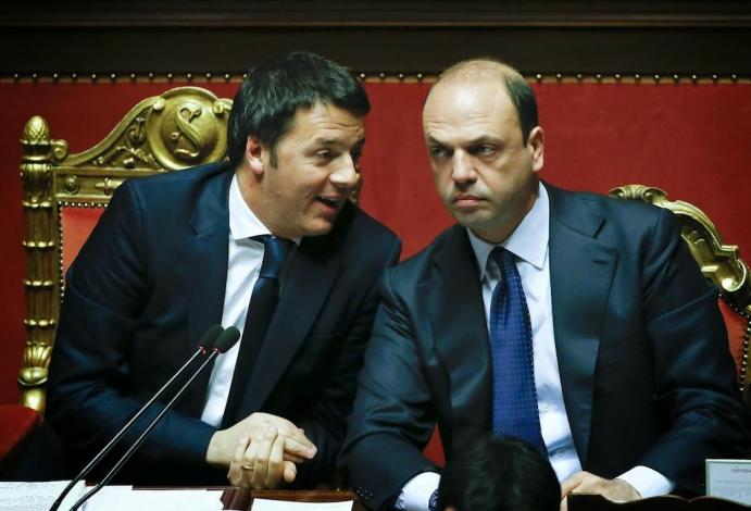 Renzi con Alfano sui banchi del governo