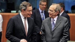 Mario Draghi insieme al ministro Padoan