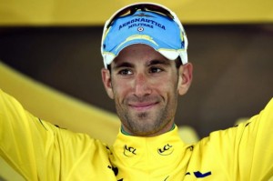 Vincenzo Nibali con la maglia gialla del tour