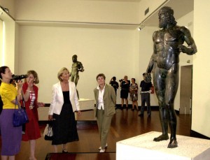 La regina del Belgio Paola Ruffo di Calabria (giacca bianca) osserva uno dei due bronzi di Riace  durante la sua visita a Reggio Calabria nel 2001    Cufari/Ansa