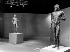 I Bronzi di Riace esposti al Museo Archeologico di Firenze dopo la fine dei lavori di restauro nel 1980. Ansa