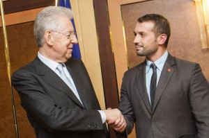 Mario Monti con Salvatore Girone