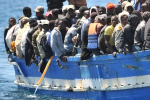Una carretta del mare carica di migranti a Lampedusa
