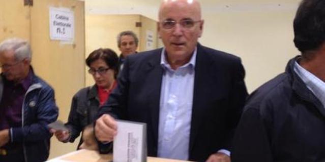Mario Oliverio mentre vota alle primarie