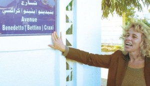Stefani Craxi davanti alla targa del padre ad Hammamet in Tunisia
