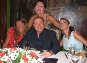 Berlusconi tra Michelle Bonev Nicole Minetti e Francesca Pascale