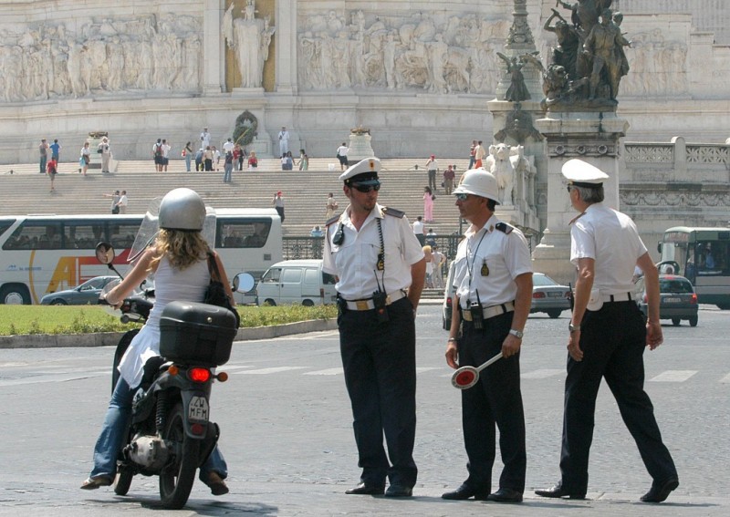 Una pattuglia della Polizia Municipale di Roma (Ansa/De Renzis)