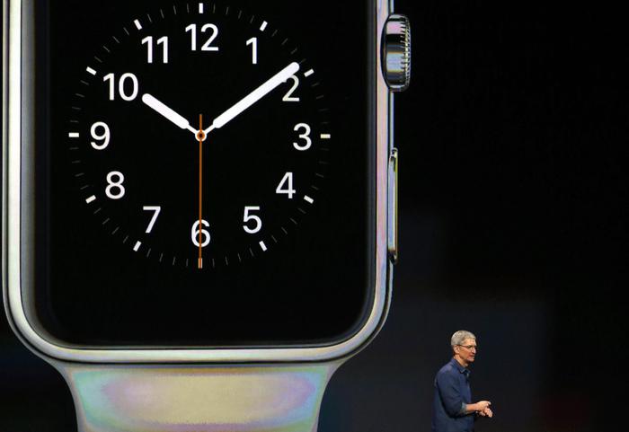 L'Apple Watch presentato dal Ceo di Cupertino Tim Cook (Monica Davey/Epa)