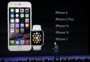 L'Apple Watch presentato dal Ceo di Cupertino Tim Cook (Monica Davey/Epa)