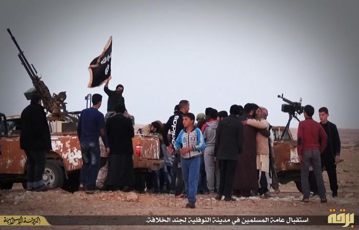Miliziani dell'Isis che sfilano a Nawfaliyah, Libia, a ovest di Sirte (Ansa/Network Isis)