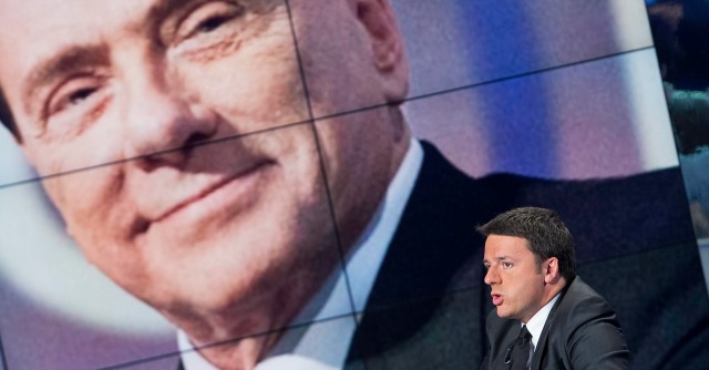 Matteo Renzi, sullo sfondo Silvio Berlusconi