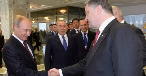 Stretta di mano tra Putin e Poroshenko Vertice di Minsk