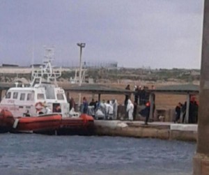 Una delle due motovedette della Guardia costiera che ha  portato a Lampedusa i cadaveri dei migranti morti nel canale di Sicilia (Ansa/Desiderio)