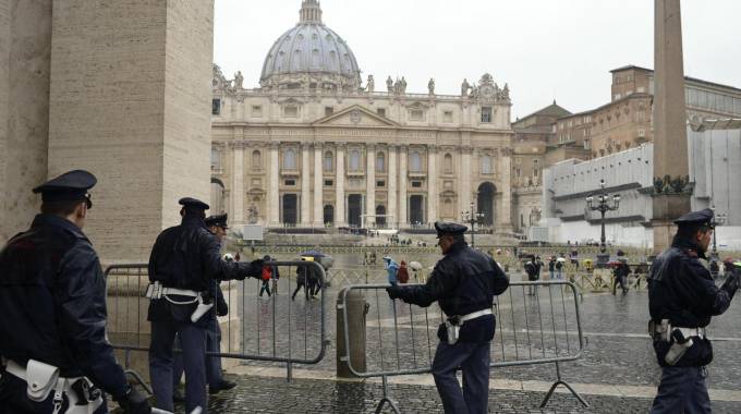 Agenti in piazza San Pietro - Giubileo Papa Francesco
