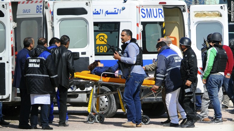 Feriti nel massacro a Tunisi vengono portati in ospedale