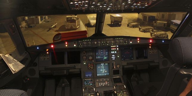 Il cockpit (cabina di pilotaggio) di un Airbus 320