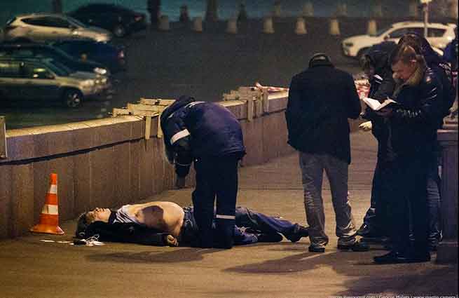 La polizia scientifica russa nei rilievi accanto al corpo senza vita di Nemtsov
