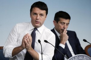 Matteo Renzi, sullo sfondo Maurizio Lupi (Ansa)