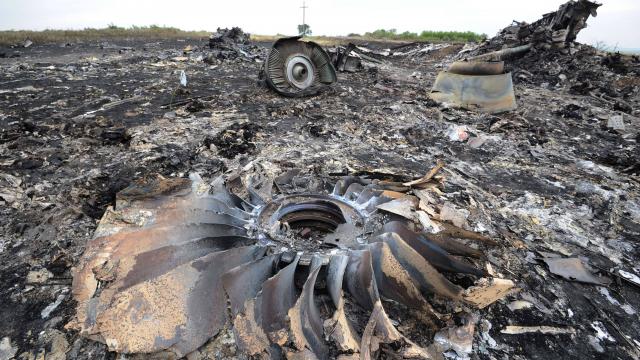 Mh17 caduto in Ucraina, I   rottami e l'area del crash sono bruciati