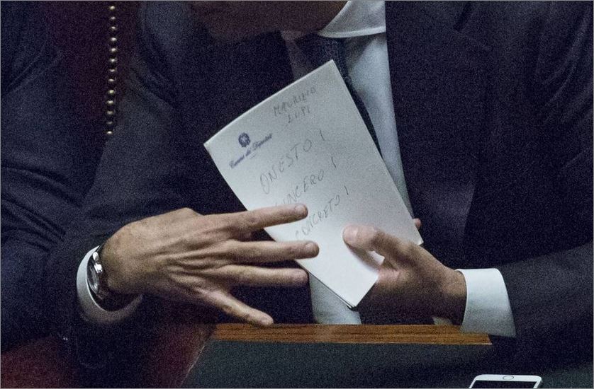Il ministro Alfano passa mostra a Lupi un foglietto Onesto, SIncero Concreto (Benvegnù-Guaitoli)