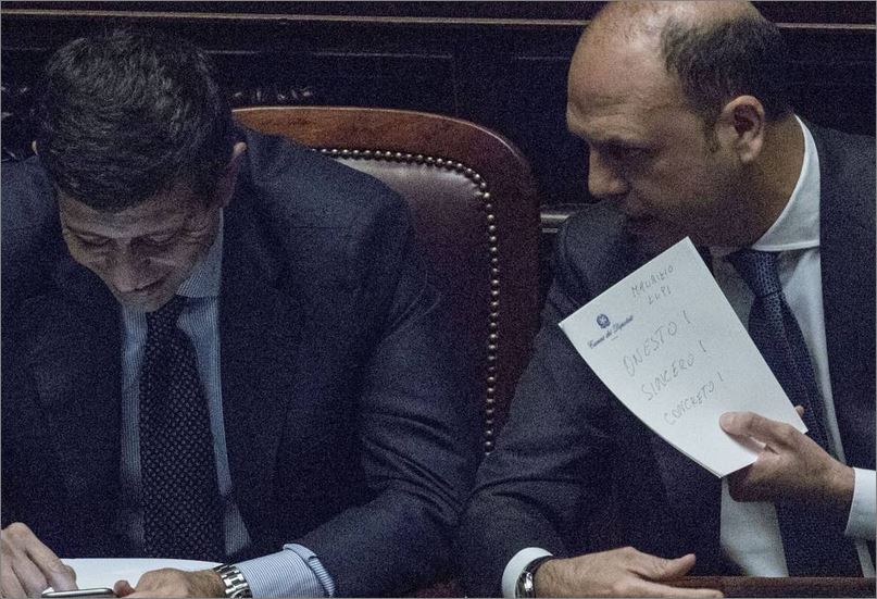 Il ministro Alfano passa mostra a Lupi un foglietto Onesto, SIncero Concreto (Benvegnù-Guaitoli)