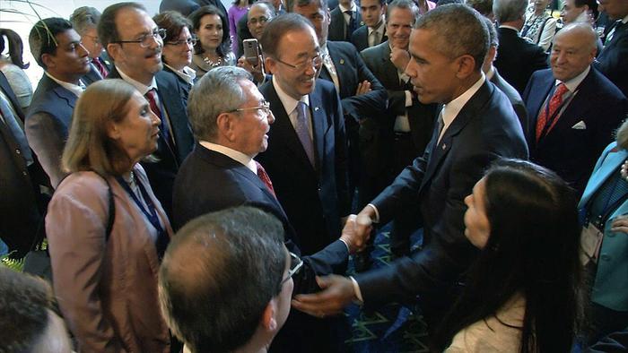 Storica stretta di mano Obama-Castro, l'immagine della svolta tra Cuba e Usa 