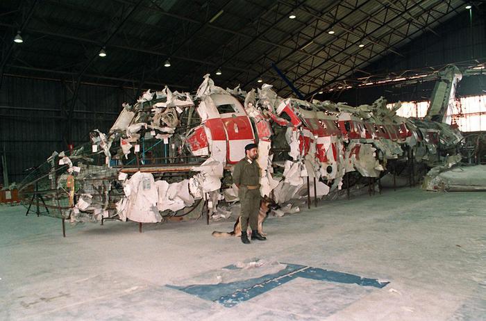 Il DC-9 dell'Itavia ricostruito nell'hangar di Pratica di Mare