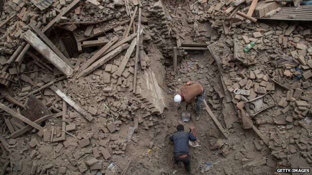 Tra le macerie del terremoto in Nepal