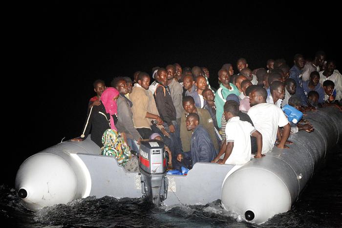 Migranti su un barcone Emergenza sbarchi in Italia