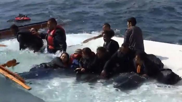 Migranti in mare nel drammatico naufragio di Rodi, Grecia