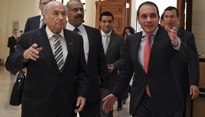 Blatter e a destra lo sfidante Ali Bin Al Hussein