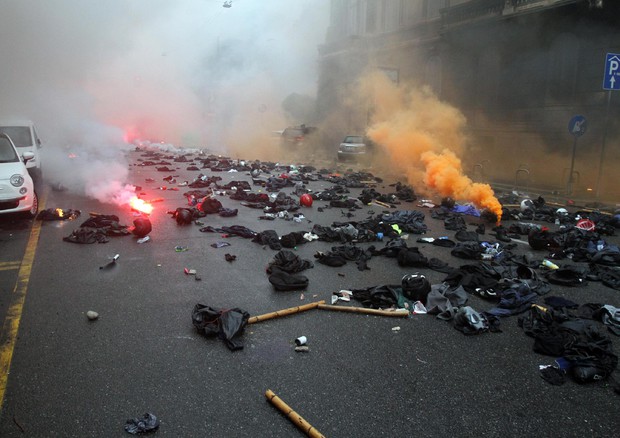 I teppisti che hanno devastato Milano lasciano a terra le "maschere" da "black bloc" prima di scappare via