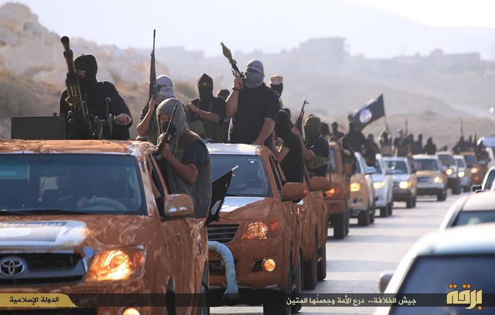 Una delle foto del lungo convoglio di pickup con a bordo uomini armati e incappucciati e bandiere nere dell'Isis, pubblicate da un sito jihadista, El Minbar, con il titolo "Dimostrazione dell'esercito dello Stato islamico nello stato di Barqa", nome arabo della Cirenaica, la regione orientale della Libia, Il Cairo, 17 Novembre 2014.      ANSA / WEB/ EL MINBAR  ++ NO TV NO SALES EDITORIAL USE ONLY ++Una delle foto del lungo convoglio di pickup con a bordo uomini armati e incappucciati e bandiere nere dell'Isis, pubblicate da un sito jihadista, El Minbar, con il titolo "Dimostrazione dell'esercito dello Stato islamico nello stato di Barqa", nome arabo della Cirenaica, la regione orientale della Libia, Il Cairo, 17 Novembre 2014.      ANSA / WEB/ EL MINBAR  ++ NO TV NO SALES EDITORIAL USE ONLY ++
