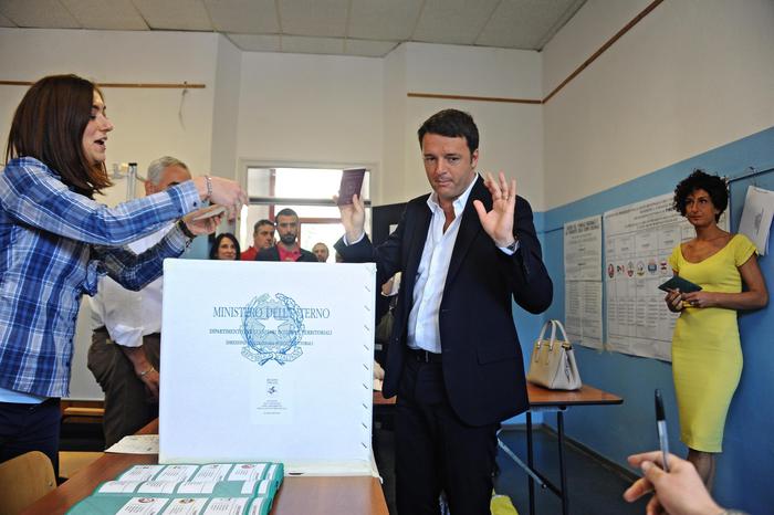 Renzi e la moglie Agnese al voto a Pontassieve - elezioni regionali  - elezioni amministrative 2015