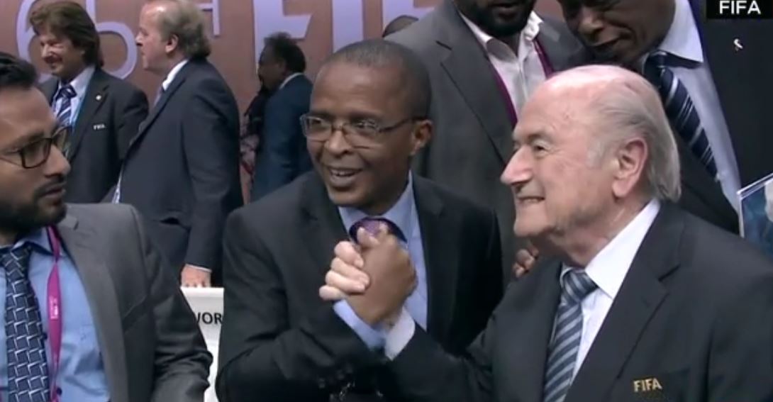 Sepp Blatter festeggia coi i delegati Fifa