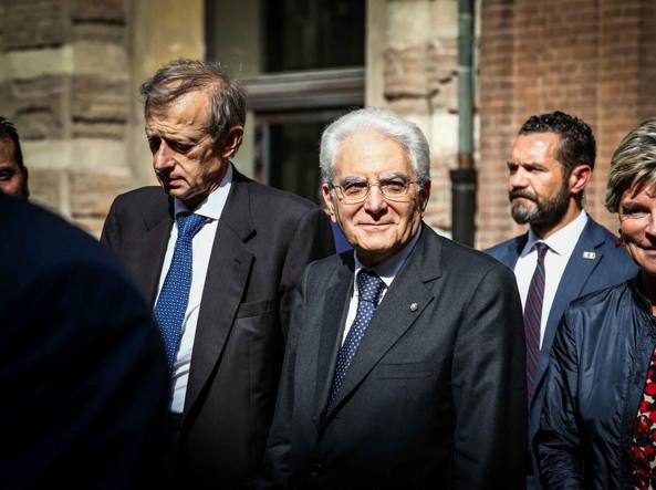 Sergio Mattarella a Torino. Alle spalle il sindaco Piero Fassino - Al Lingotto parla sulla corruzione
