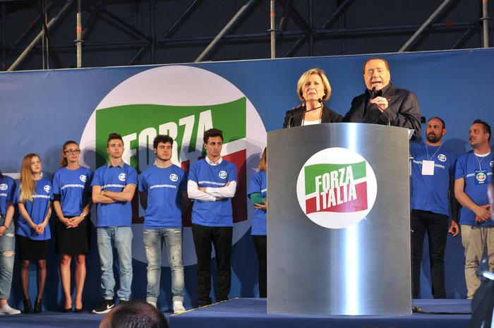 Silvio Berlusconi durante il comizio a sostegno di Adriana Poli Bortone (Ansa)