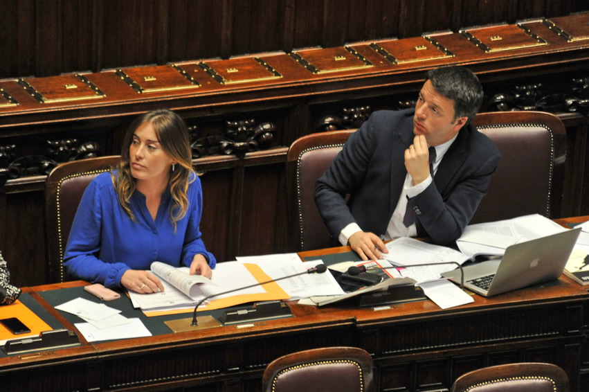 Maria Elena Boschi con Matteo Renzi in aula