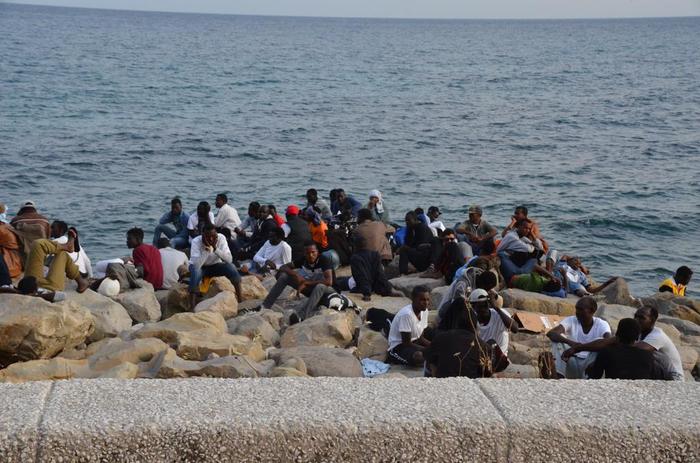 Emergenza migranti, i profughi respinti alla frontiera francese stazionano su scogli Ventimiglia