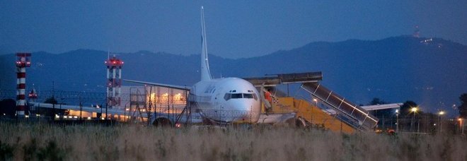 Il boeing della Blue Air dopo l'atterraggio di emergenza a Torino
