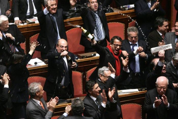 L'opposizione festeggia alla caduta del governo Prodi il 24 gennaio 2008 