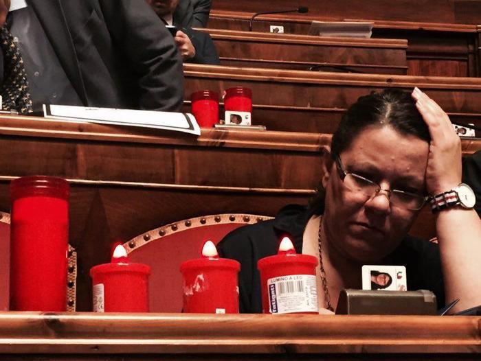 Lumini rossi sui banchi del M5S al Senato per protestare contro il maxi emendamento scuola