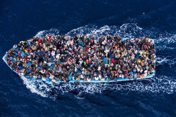 Schiavisti deportano migranti nel Mediterraneo 