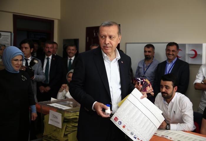 Recep Tayyip Erdogan al seggio mentre vota in Turchia - Sconfitta per il "sultano" vince il "Podemos curdo"