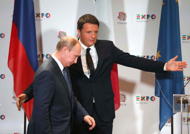 Renzi con Putin al bilaterale a Milano: Le sanzioni fanno male all'economia italiana
