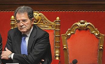 Romano Prodi attende l'esito del voto di fiducia a gennaio 2008. Poi salì al Quirinale per dimettersi 