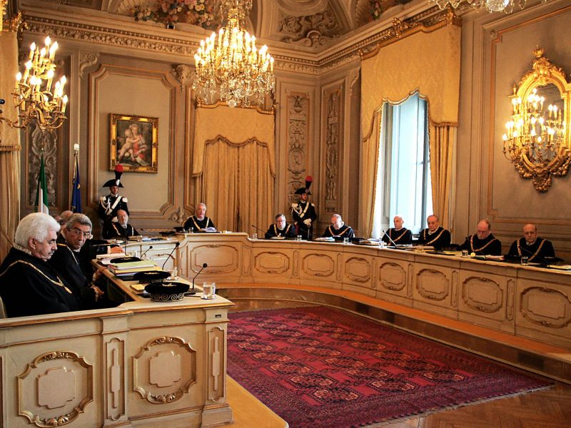 Una seduta della Corte Costituzionale - Sentenza Consulta salva Renzi
