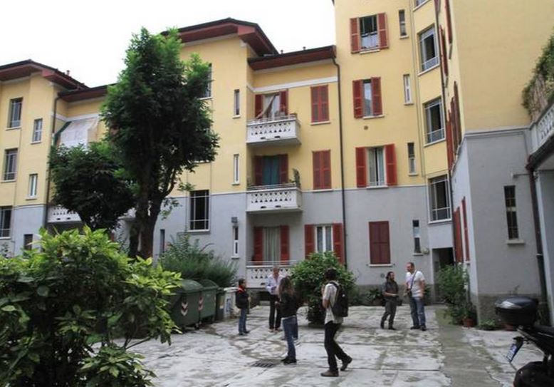 il cortile dove è stata ritrovata la testa mozzata della donna - Macabro omicidio a Milano